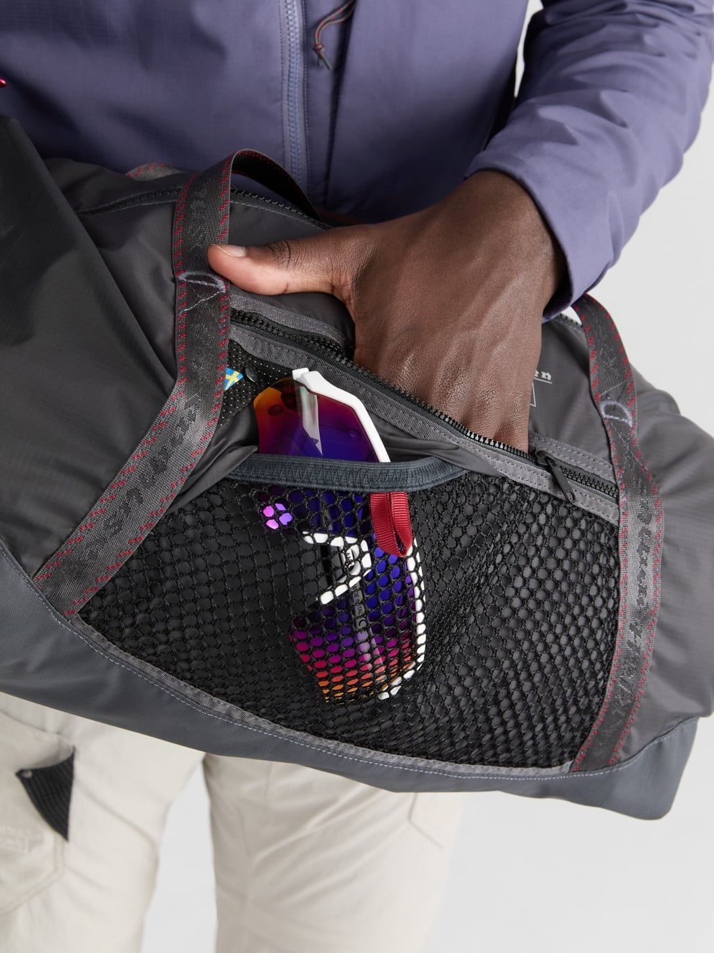 Sunglasses in the front mesh pocket of the Mimer Duffelbag 25L in Raven