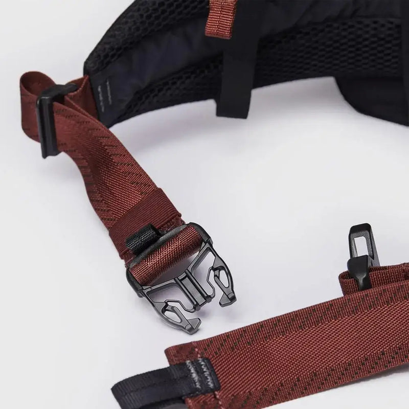 mountain hike black details adjustable sternum strap hip belt