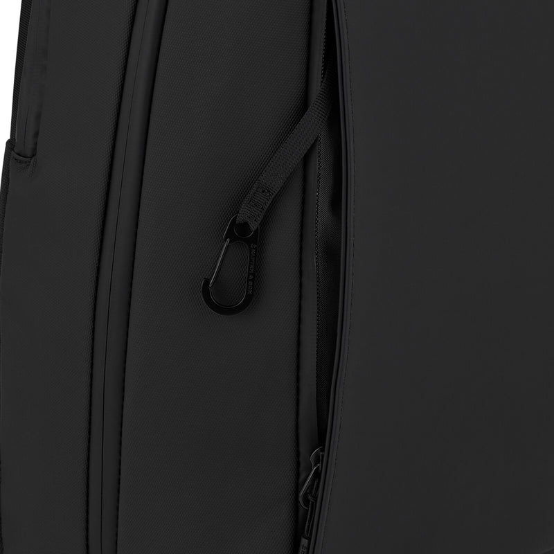 Concealed front pocket of the black Oslo open, with the key carabiner inside