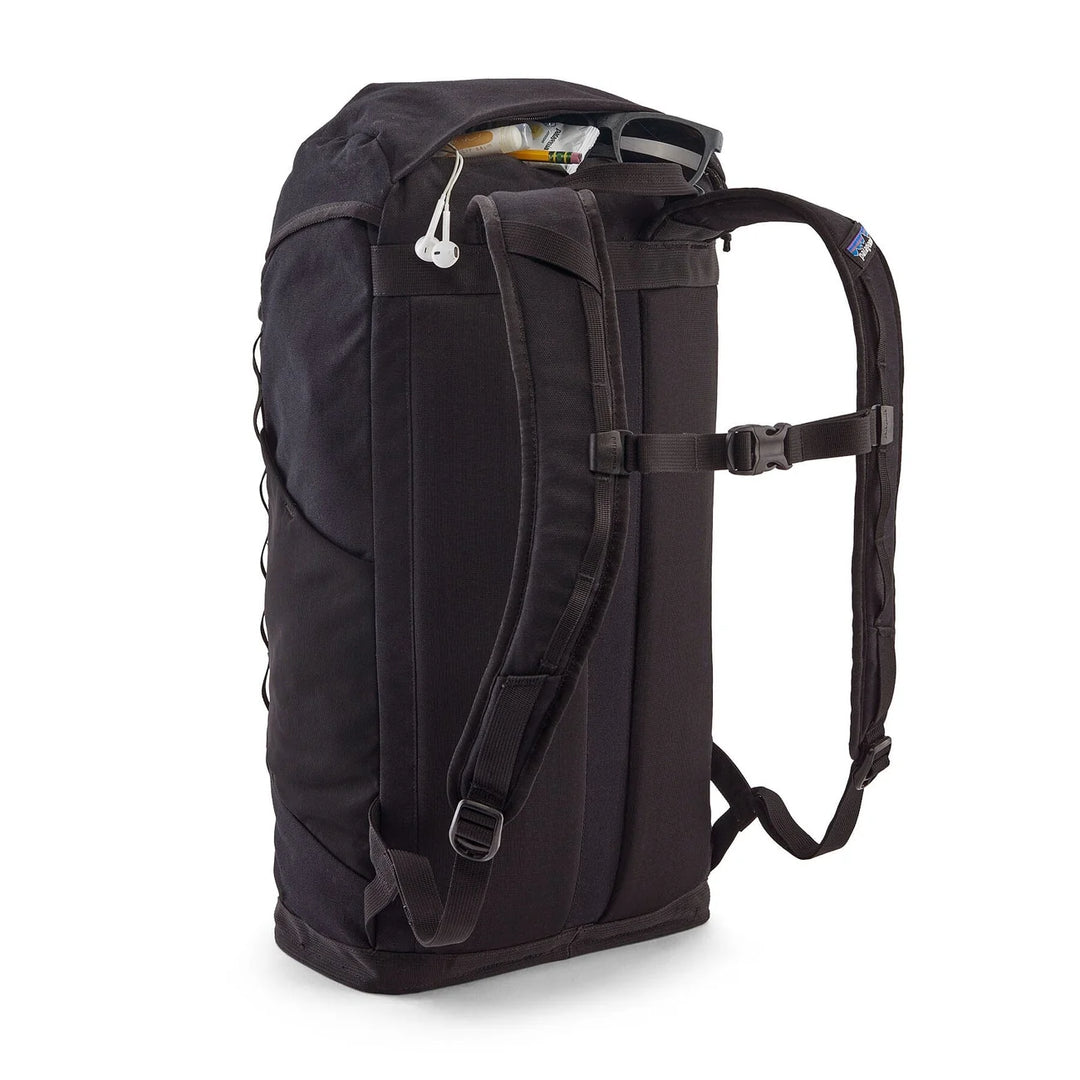 patagonia bag style 48128 Refugio 28L Backpack with a capacity of 28 liters and a classic top Patagonia Terravia Pack 28L Blue
