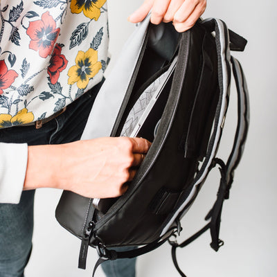 sac imperméable vélo avec fixations porte-bagages et plusieurs compartiments pour une utilisation au quotidien