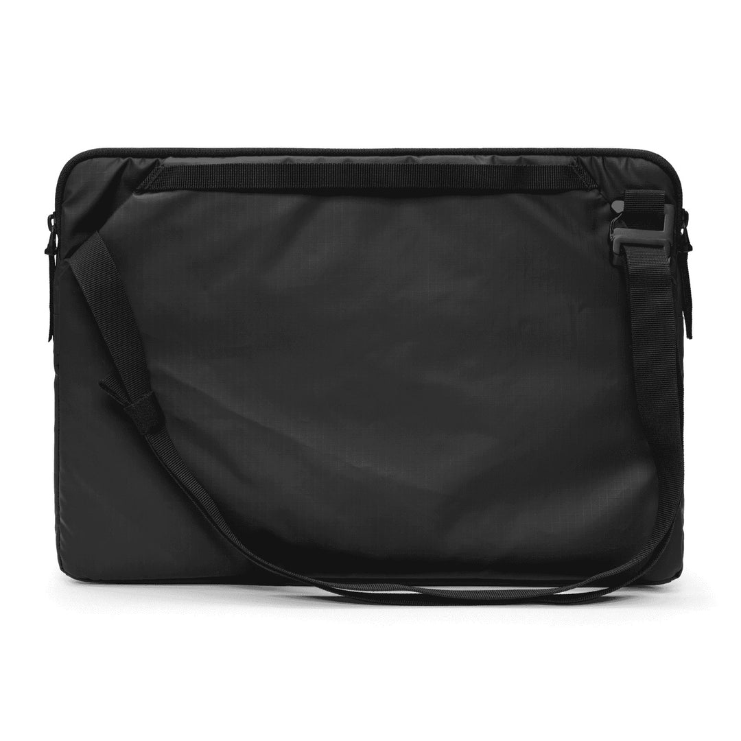 Ramverk Laptop Sleeve 16" in Black, back view with the trolley pass-through band and the shoulder strap