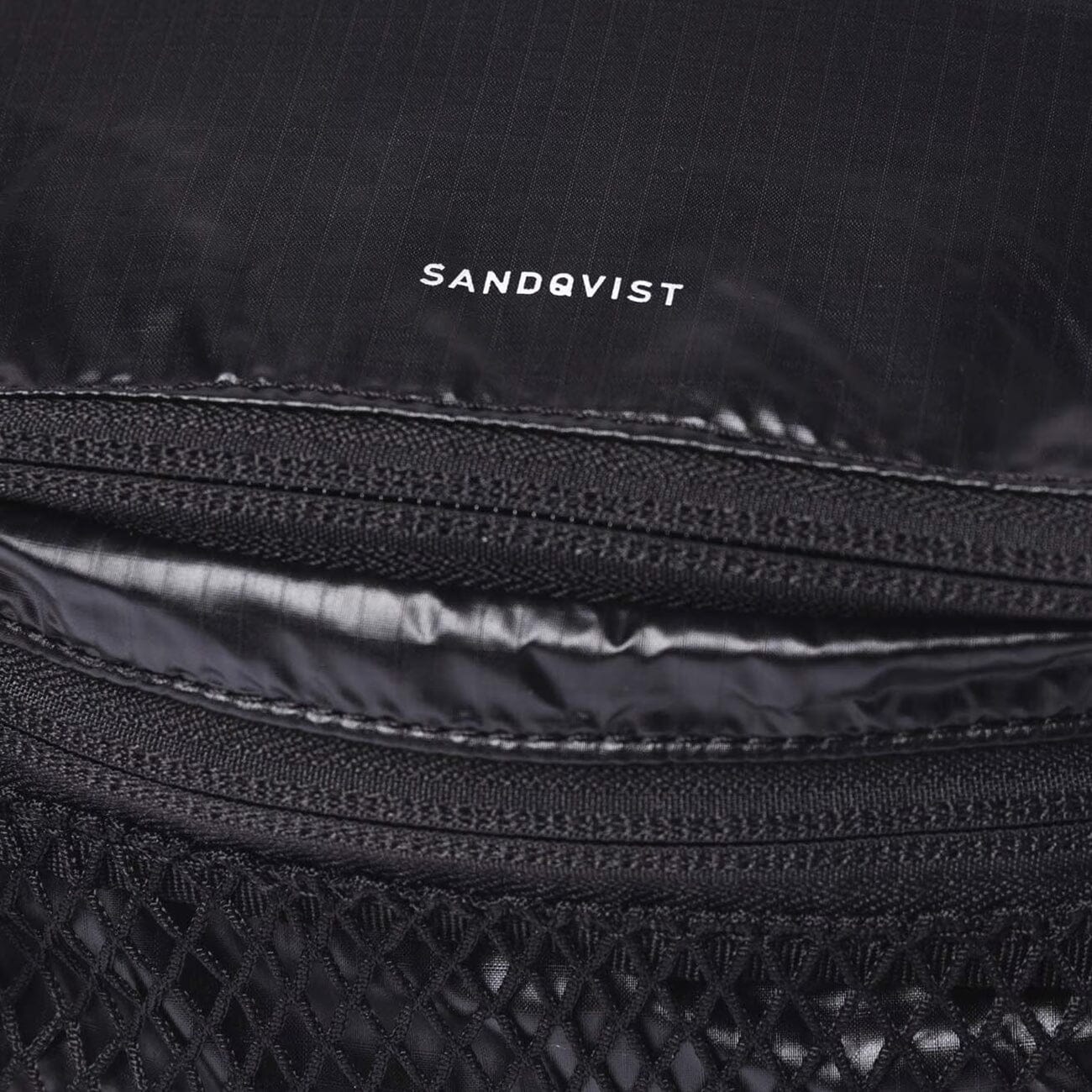 sandqvist lo all black watertight zipper