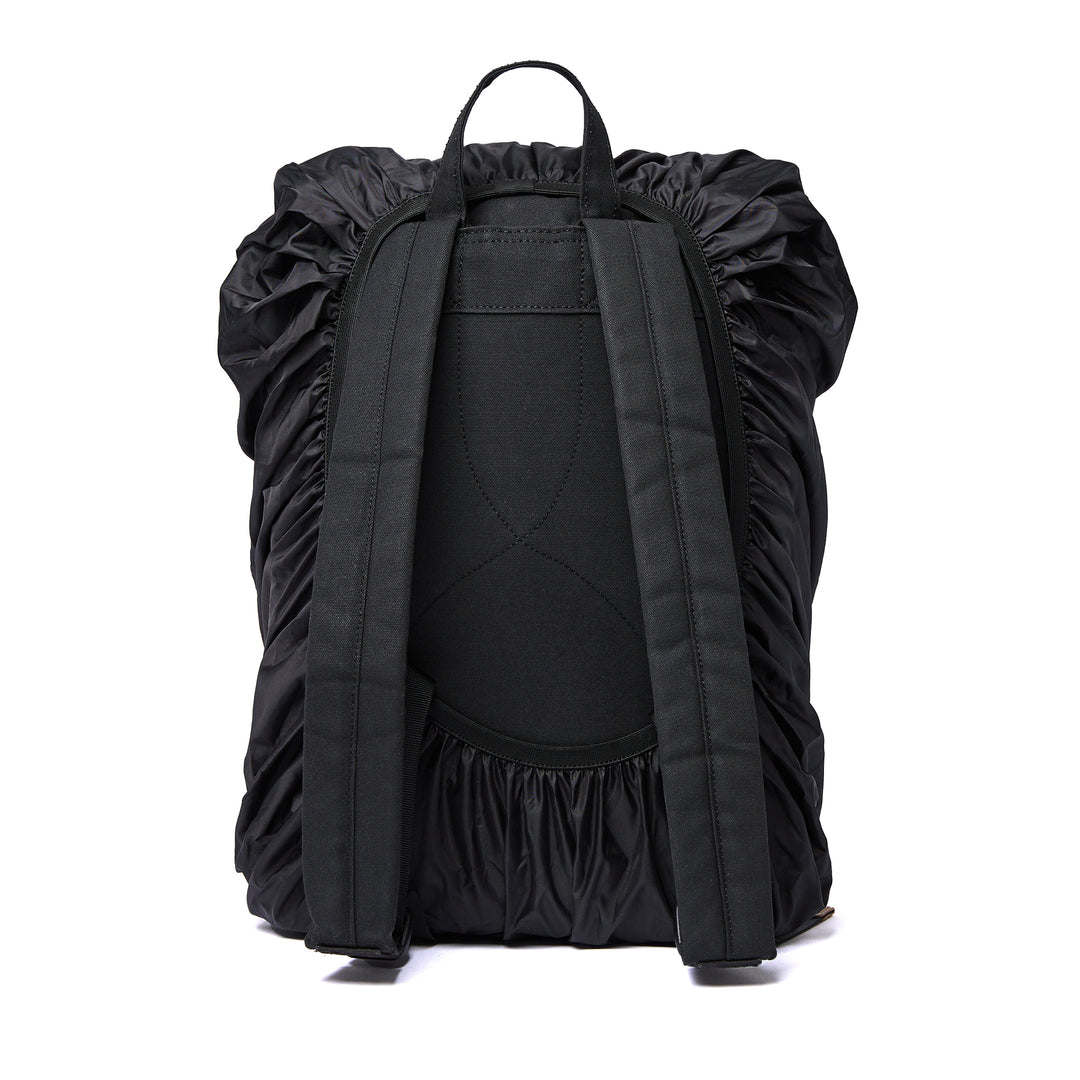 Sandqvist Backpack Rain Cover auf einem 15–30-L-Rucksack mit Gummizug und Clip befestigt