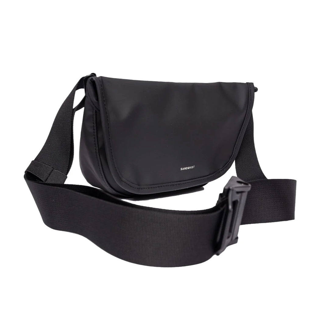 Sandqvist Stream Messenger Mini in black, side view with crossbody strap