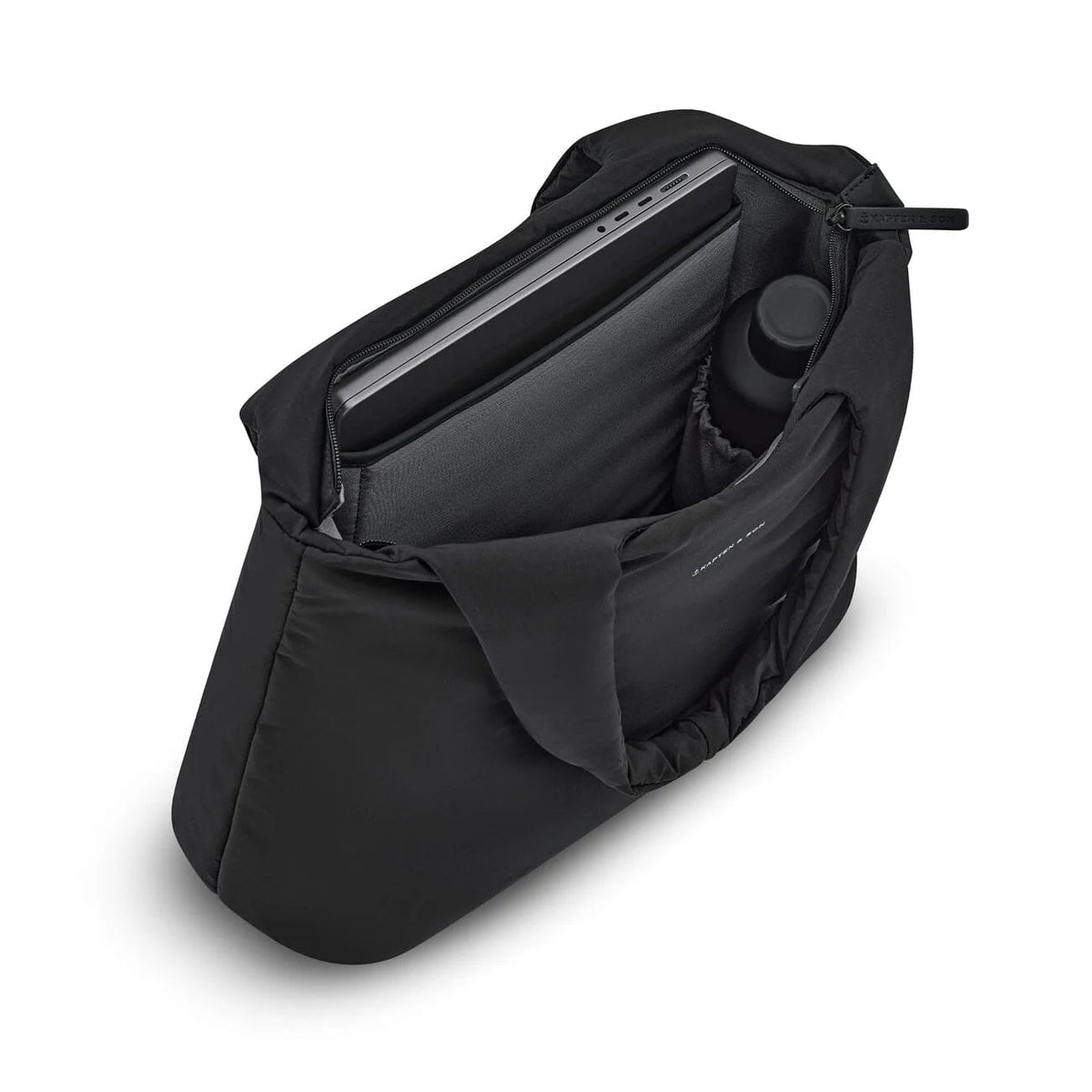 Kapten & Son Skara Cloud interior with a laptop in its sleeve and a bottle in the holder