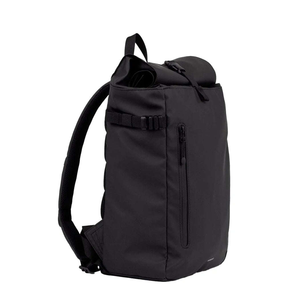 Sandqvist Stream Slim Rolltop M in black — three-quarter side view with front vertical zip pocket
