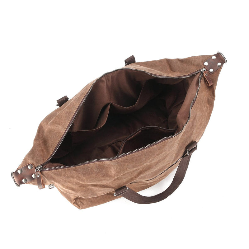 spacious interior pockets duffle bag