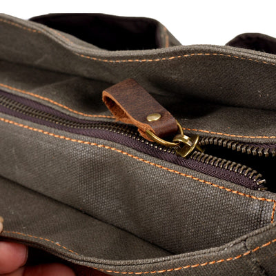 sturdy zipper and main opening of the canvas messenger bag from eiken, tulsa model