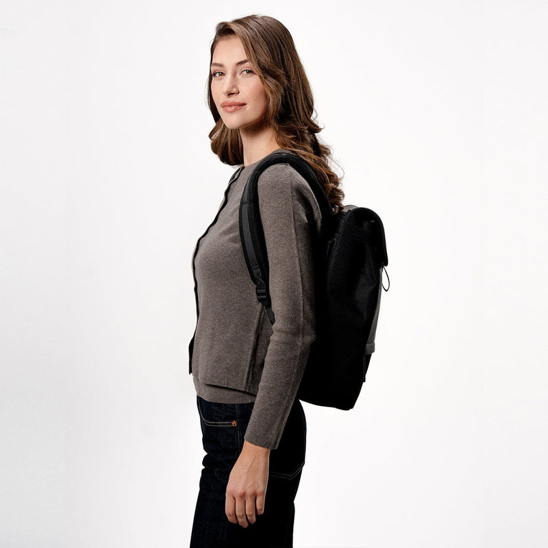 woman wearing kapten son fyn backpack black, side view