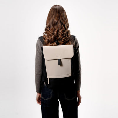 woman wearing kapten son fyn backpack cream black, back view