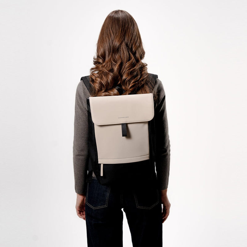 woman wearing kapten son fyn backpack cream black, back view