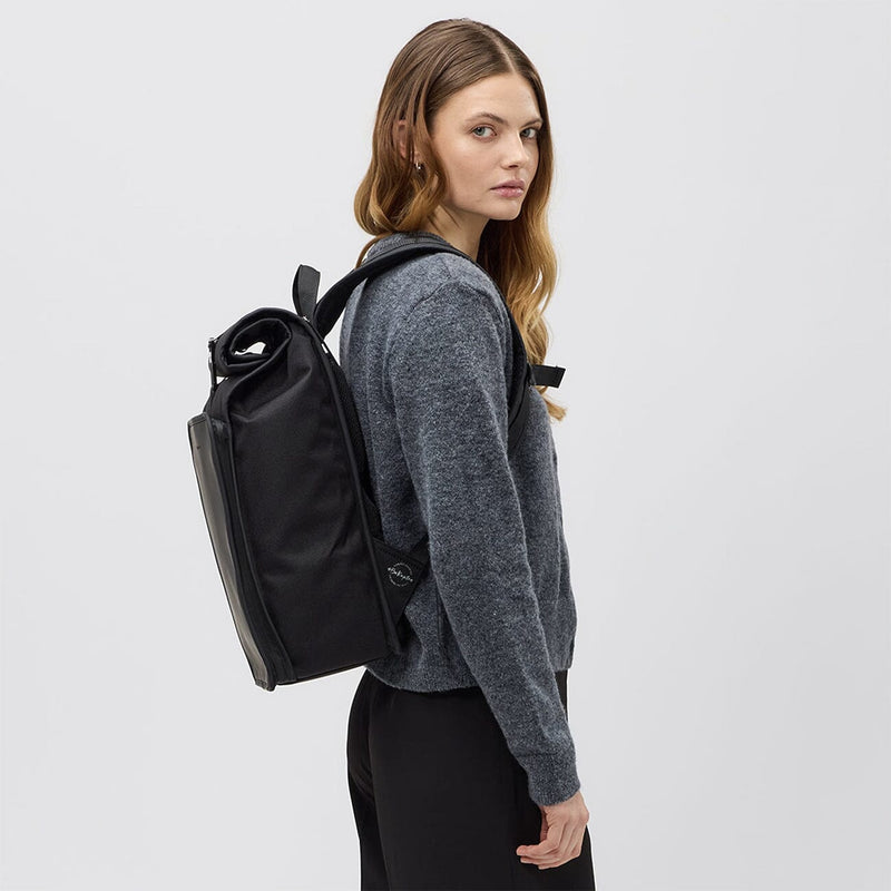 femme portant kapten & son lund pro sac à dos noir latéral