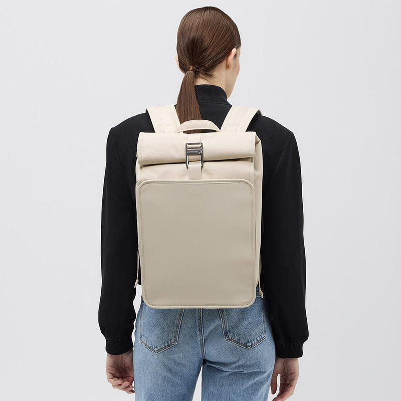 femme portant kapten & son lund pro sac à dos sandstone arrière