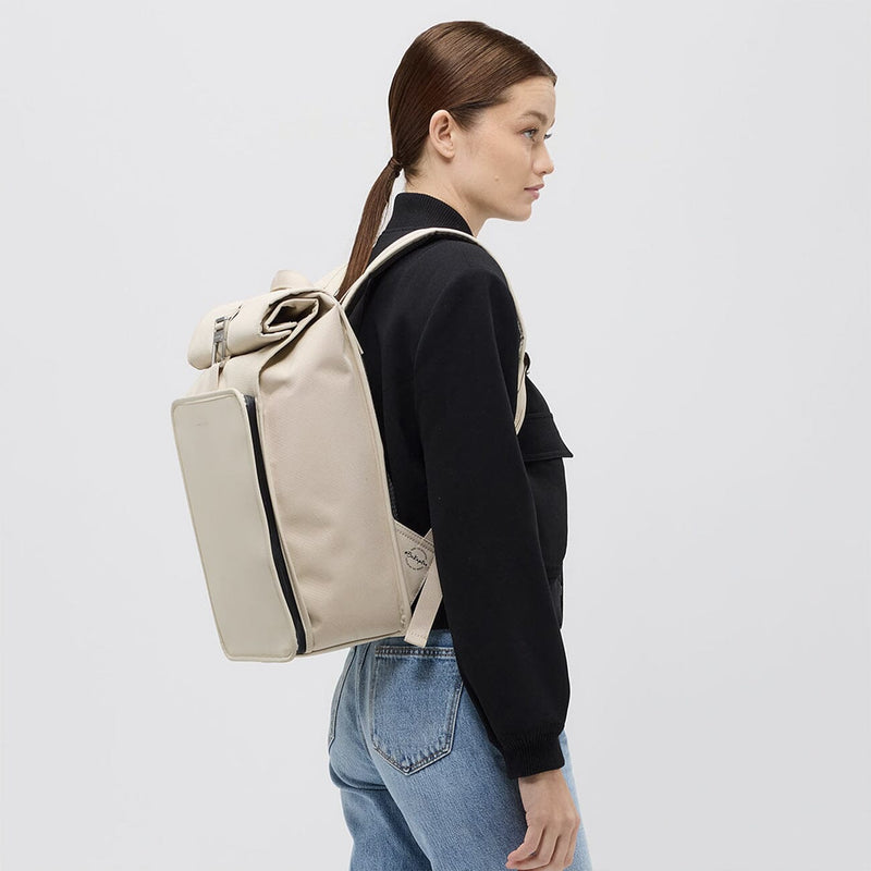 femme portant kapten & son lund pro sac à dos sandstone latéral