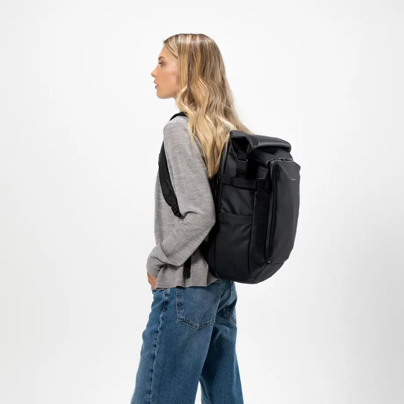 woman wearing lisbon backpack black color kapten son lateral