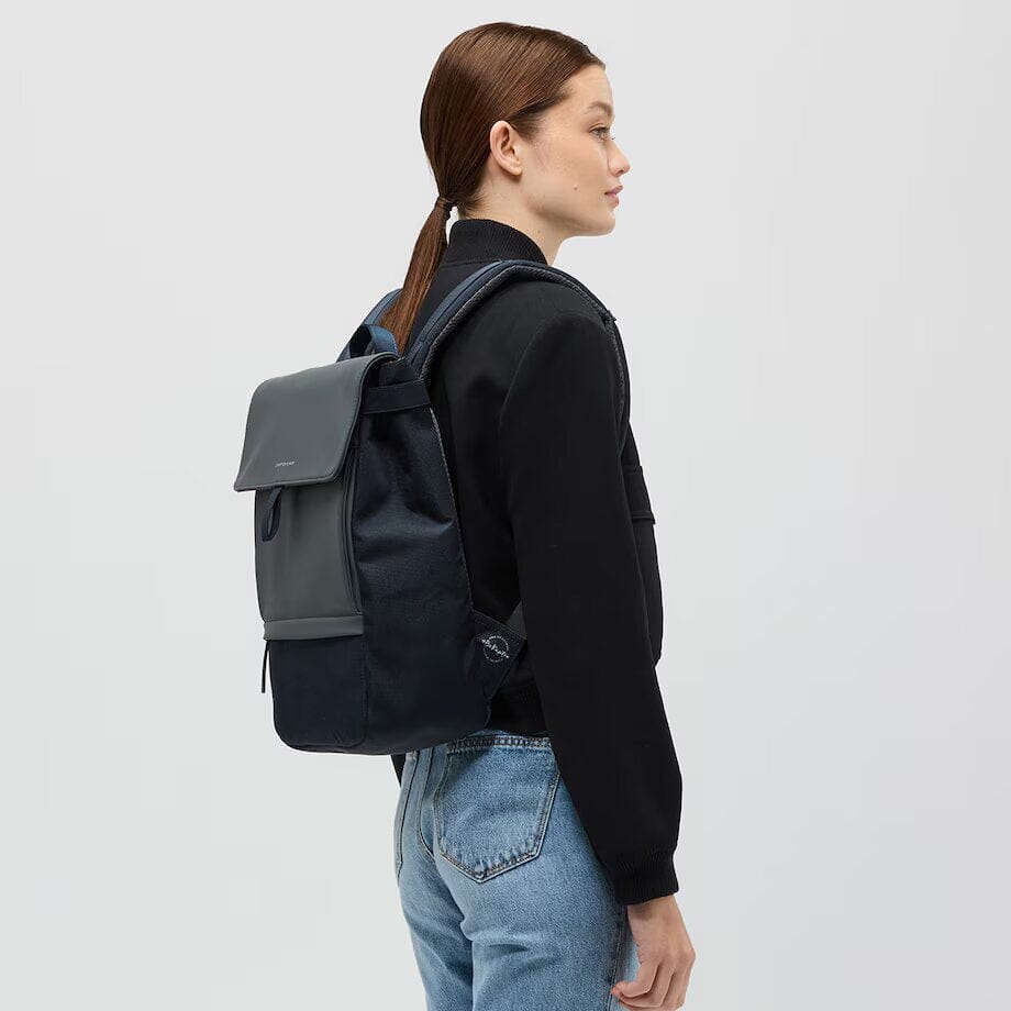 woman wearing midnight blue fyn backpack kapten son side