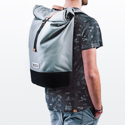 modèle masculin portant un sac à dos en nylon recyclé gris nommé squamish de mero mero